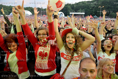 Gdansk. Mistrzostwa europy w pilce noznej. Kibice ogladaja...