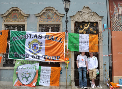Gdansk, Dlugi Targ. Irlandzcy i hiszpanscy kibice bawia...