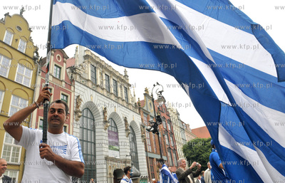 Dlugi Targ w Gdansku. Greccy kibice na ulicach Glownego...