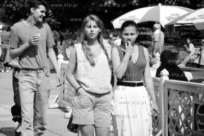 Spacerowicze na ul. Monte Cassino w Sopocie. 26.06.1993...