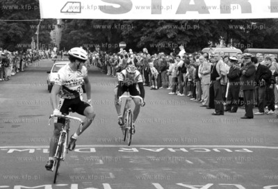 Wyscig kolarski w Gdyni. Meta. 28.06.1993 6czerwiec93_m.kosycarz_p52...
