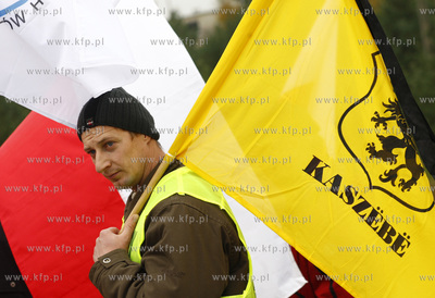 Keblowo. Rybacy blokuja droge krajowa nr 6. Jest to...