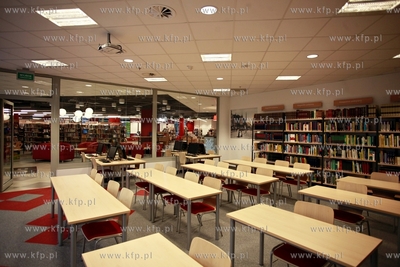 Gdańsk. Centrum Handlowe Manhattan. Biblioteka Manhattan....