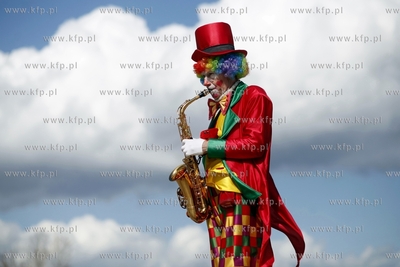 Sopot. Clown saksofonista gra na molo.
17.04.2012
fot....