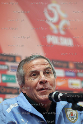 Gdansk. PGE Arena. Nz trener reprezentacji Urugwaju...