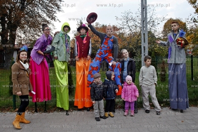 Gdansk Letnica. Parada szczudlarzy, ktora miala na...