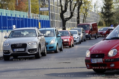 Gdansk Orunia. Przejazd kolejowy miedzy ul. Goscinna...