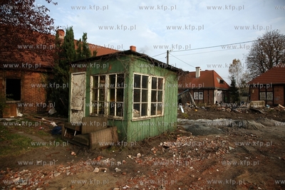 Wyburzanie tzw. Indianskiej Wioski ( osiedle parterowych...