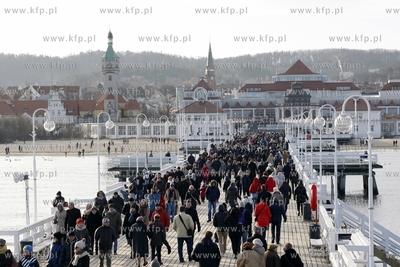 Tłum spacerujących na sopockim molo w drugi dzień...