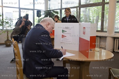 Wybory prezydenckie 2015. Lech Wałęsa głosuje w...