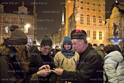 Wigilia gdańska na Długim Targu. Nz. ks. Ireneusz...
