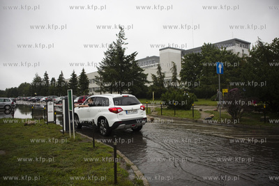 Intensywne opady deszczu. Nz. zalany wjazd na parking...