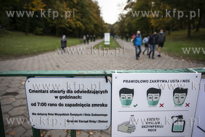 Wejście na cmentarz Srebrzysko w Gdańsku.
30.10.2020
fot....