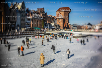 Tłumy spacerowiczów na zamarzniętej Motławie w...