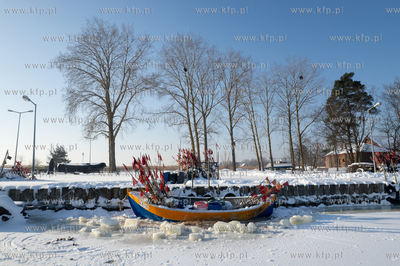 Zima na Mierzei Wiślanej. Zamarznięty port rybacki...