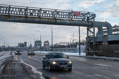 Gdańsk, ul. Marynarki Polskiej.  Na konstrukcji magistrali...