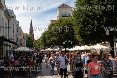 Lato w Sopocie. 5.08.2021. Nz. Tłum turystów na ulicy...