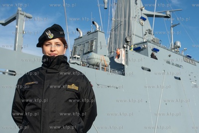 Nabrzeże Pomorskie w Gdyni. Nz. Nz. Porucznik Marynarki...