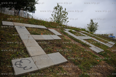 Gdansk. Chelm. Napis PALIKOT ulozony z plytek chodnikowych...