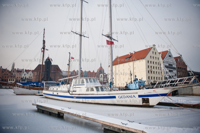 Gdansk. Niskie temperatury skuly lodem wody Motlawy....
