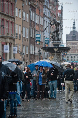 Gdansk. Dlugi Targ. Biuro ds. Euro 2012. Ogromna kolejka...