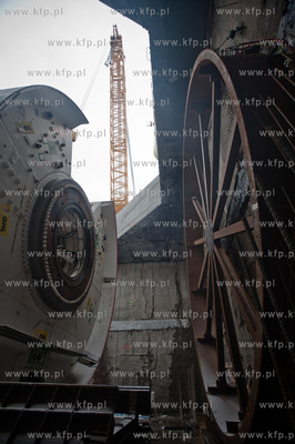 Gdansk. Wisloujscie. Montaz maszyny drazacej TMB, ktora...