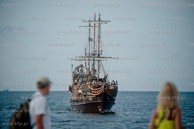 Wakacyjne popoludnie na molo w Sopocie.
Nz statek...