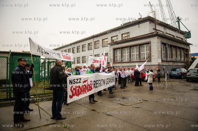 Gdynia. Pikieta zwiazkowcow NSZZ Solidarnosc przed...