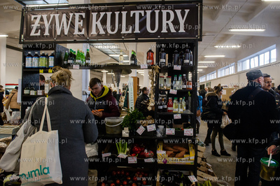 Gdansk. Hala postoczniowa przy ul. Doki 1. BioBazar...