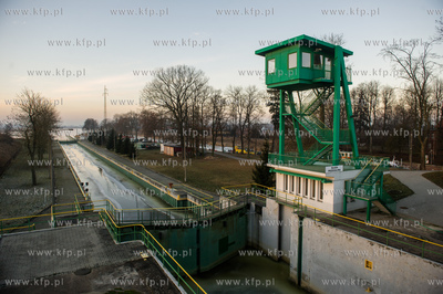 Skuta lodem sluza w Przegalinie na Wyspie Sobieszewskiej.
05.01.2016
fot....