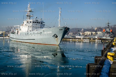 Port Wojenny w Gdyni Oksywiu. ORP Arctowski z grupą...