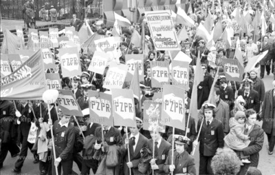 Pochod pierwszomajowy w Gdansku. Mlodziez niesie transparenty...