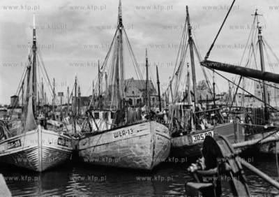 Kutry rybackie w porcie Hel na polwyspie Helskim. 05.1961...