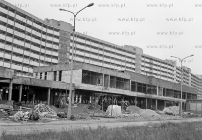 Budowa pawilonow handlowo uslugowych przed budynkiem...