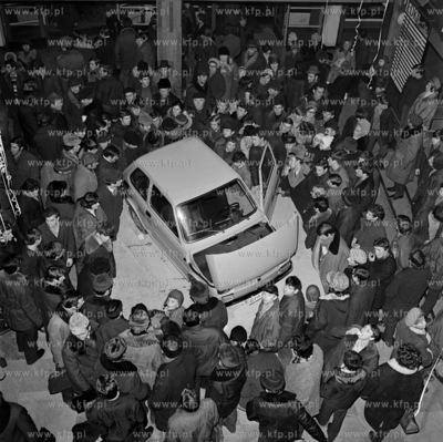 Prezentacja samochodu najnowszej marki fiat 126p popularnego...