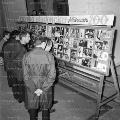 Studenci Politechniki Gdanskiej ogladaje jubileuszowe...