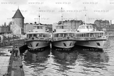 Statki bialej floty Grazyna, Maryla i Joanna cumuja...