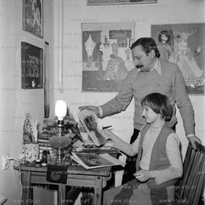 Tadeusz Ciesiulewicz, artysta plastyk w swojej pracowni...