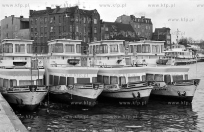 Statki pasażerskie Żeglugi Gdańskiej cumują przy...