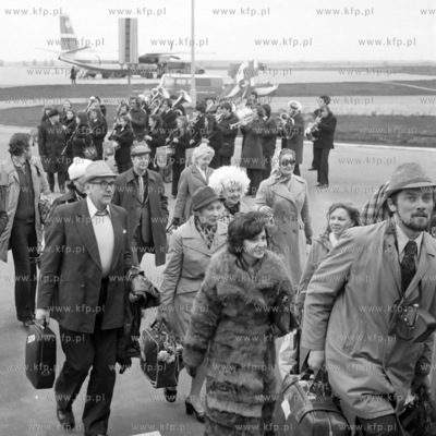 Przylot na lotnisko w Gdańsku Rębiechowo zespółu...