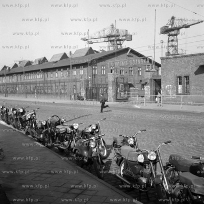 Motocykle zaparkowane przed bramą nr 3 Stoczni Gdańskiej...