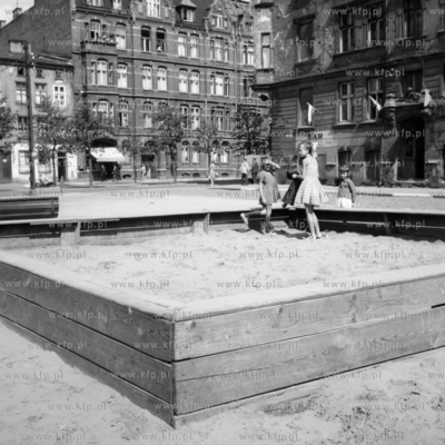 Zabawa w piaskownicy u zbiegu ulic Chłodnej i Łąkowej...