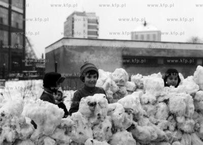 Zabawa na śniegu.
12.1966
0000642z_grudzien1966
Fot....