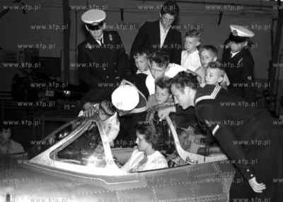 Młodzież z zainteresowaniem przyglda się samolotom...