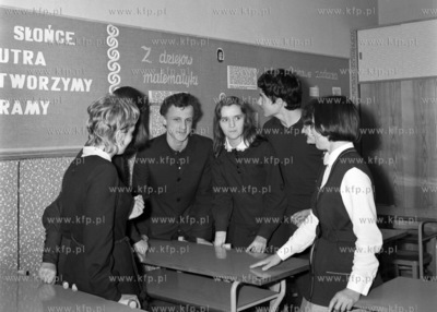 Młodzież rozmawia na przerwie pimiędzy lekcjami....