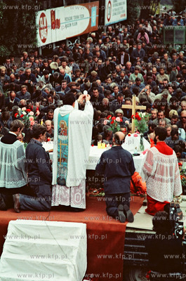 Strajk w Stoczni Gdanskiej im. Lenina Nz. msza na terenie...