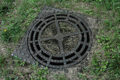 Studzienka kanalizacujna z napisem "MAGISTRAT W GDYNI"...