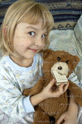 Dziecko z misiem  13.06.2006 ZDJECIE DO WYKORZYSTANIA...