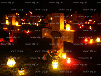 Swieto Zmarlych na szczecinskim cmentarzu centralnym.
Jest...