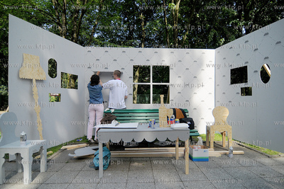 Lato zaczyna sie w Gdyni czyli Cudawianki. Nz. URBAN...